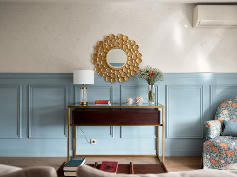 Lamarty laminated chipboard in the NTV "Dachny Otvet" project. An English-style attic with a vintage trunk