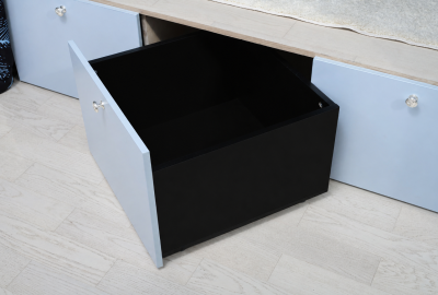 Выдвижнык ящики под подиумом (<a style='text-decoration:underline;' href='/lamarty/decors/serenity.html'>Серенити</a>)
